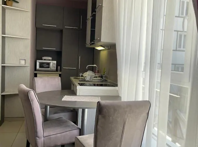 Lägenhet U Kraljevim Cardacima , Car 27 I 6-13