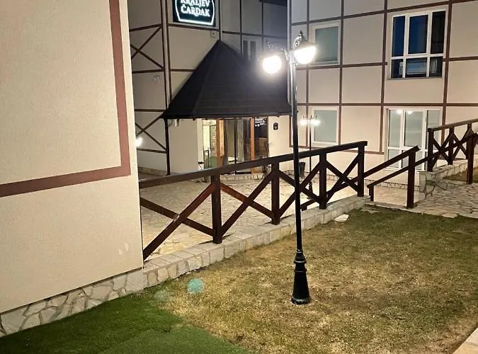 Lägenhet U Kraljevim Cardacima , Car 27 I 6-13