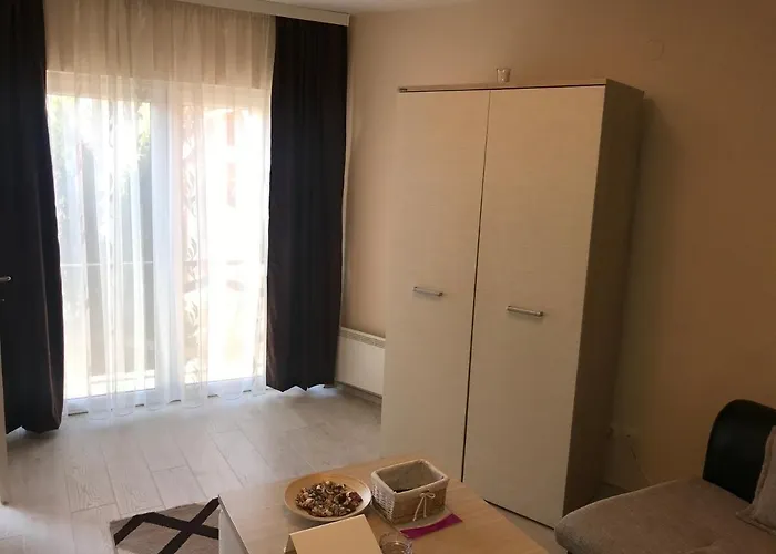 Lägenhet U Kraljevim Cardacima , Car 27 I 6-13